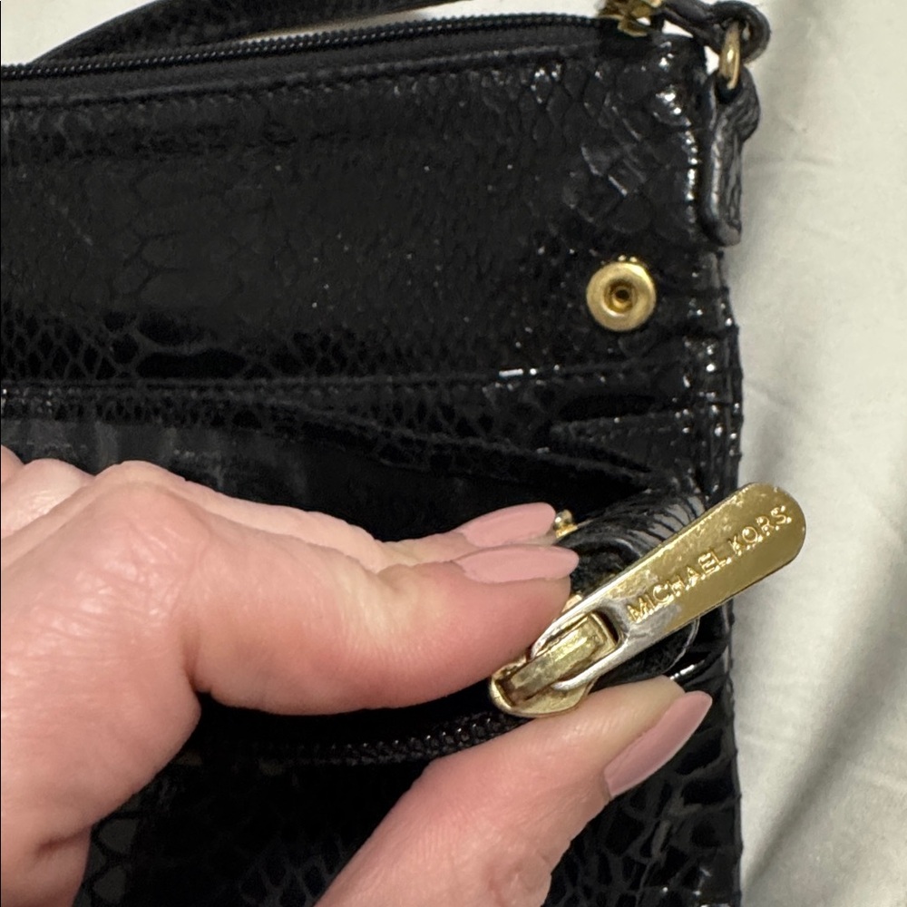 Michael Kors Black shiny leather snake skin cross body purse gold hardware - Picture 8 of 14